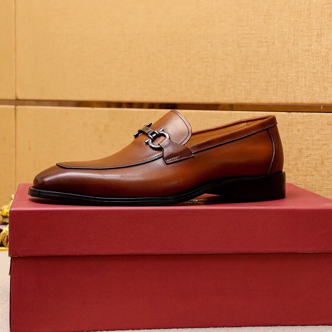 Men's shoes 💰460 💐 Product trademark: Ferragamo "Ferragamo" casual leather shoes Regular size: 38-44 (custom-made at 45.46.47🉑️) Product materials: Selected imported first-layer calfskin upper + original hardware buckle, imported water-dyed cow leather lining. Strong three-dimensional visual effect, combined outsole Color: 2⃣️colors available